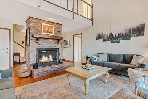 Game Room/Bar, Sleeps 14 - Mountain View Estate