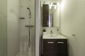 Ducha, secador de pelo y toallas