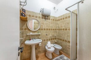 Dusche, Haartrockner, Bidet, Handtücher