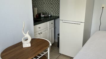 Fridge, microwave, oven, coffee/tea maker