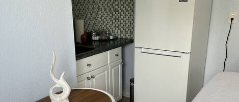 Fridge, microwave, oven, coffee/tea maker