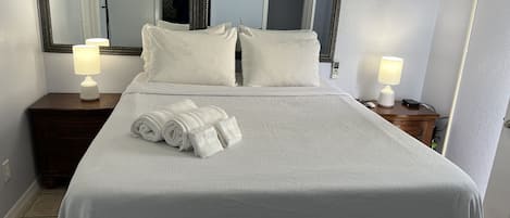 1 habitación, tabla de planchar con plancha, wifi gratis y ropa de cama