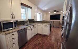 Refrigerador, microondas, horno, placa de cocina