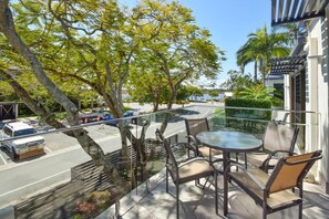 Outdoor dining - 2 Bedroom Premium Riverview Apartment (Noosa)