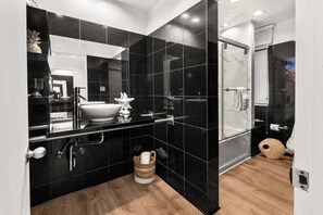 Douche, séchoir à cheveux, serviettes fournies, savon