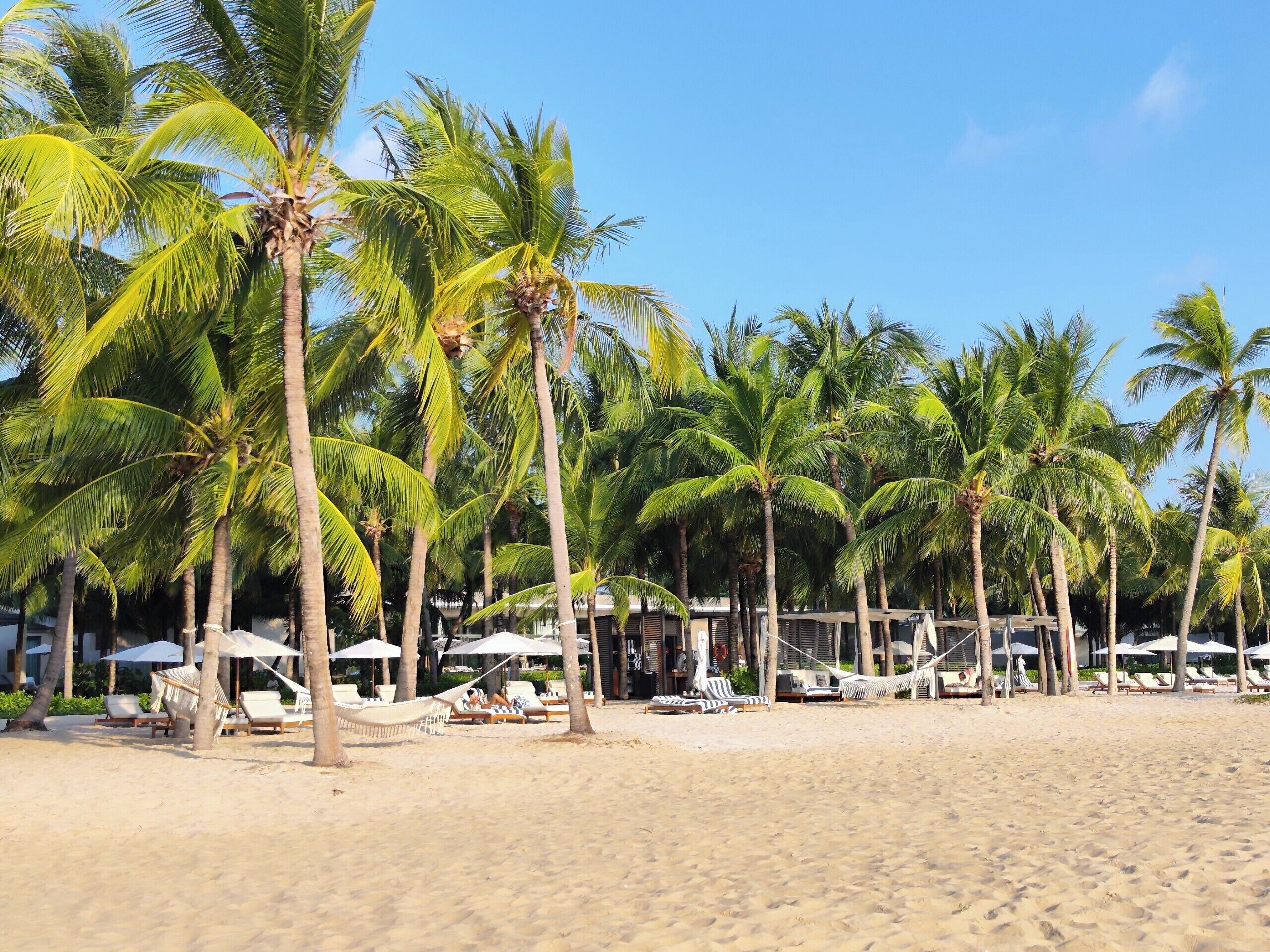 Na praia, areia branca, serviço de traslado de/para a praia grátis 