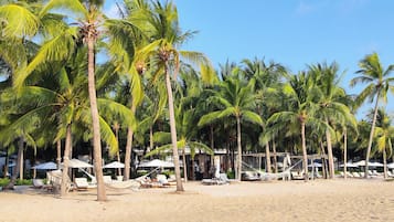 Na praia, areia branca, serviço de traslado de/para a praia grátis