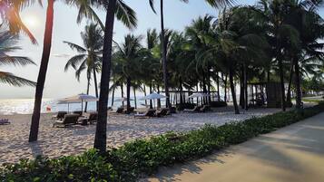 Di pantai, pasir putih, dan antar-jemput gratis ke pantai