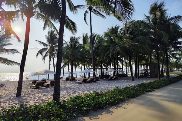 Beach nearby, white sand, free beach shuttle