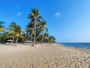 Na praia, areia branca, serviço de traslado de/para a praia grátis 