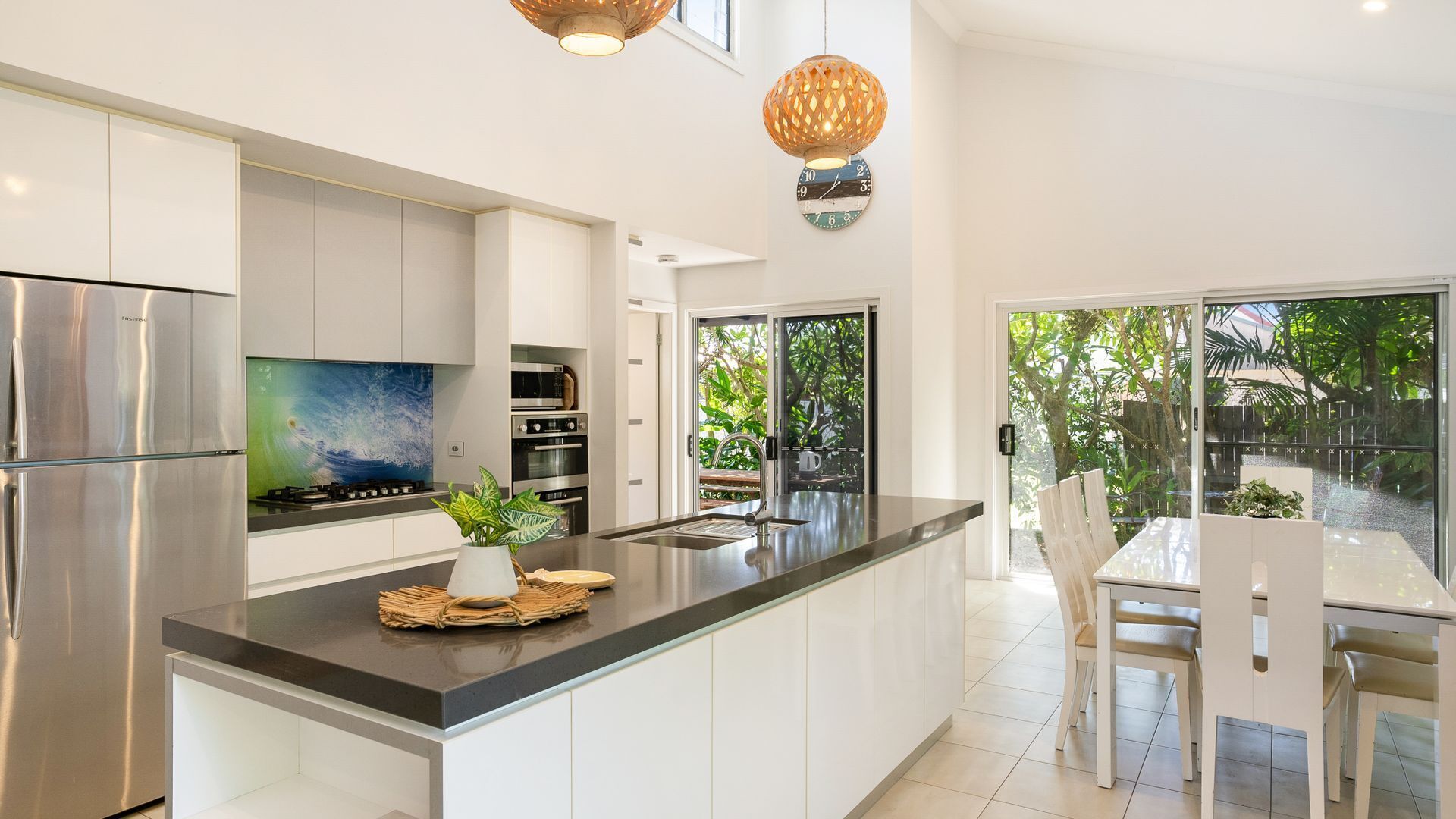 冷蔵庫、電子レンジ、オーブン、コンロ