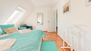 3 bedrooms, iron/ironing board, WiFi, bed sheets