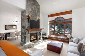 تلفزيون، مدفأة، مكتب