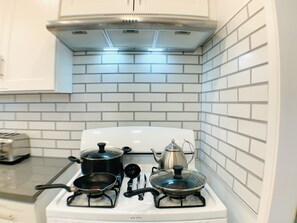 ثلاجة، ميكروويف، فرن، موقد طهي مسطح