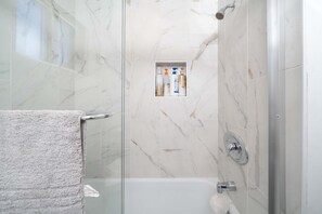 Doccia, asciugacapelli, asciugamani, sapone