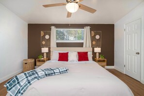 3 عدّة غرف نوم وخزنة داخل الغرفة ومكتب ومكواة/لوح كي