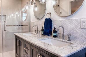 Douche, séchoir à cheveux, serviettes fournies, savon