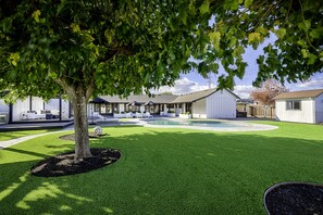 Pool - Modern Ranch House-swim, soak, pickleball & walk to wineries (Sonoma)