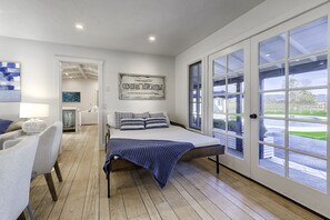 3 عدّة غرف نوم ومكواة/لوح كي وواي فاي وملاءات أسرّة