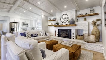 Smart TV, fireplace