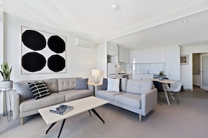 豪華公寓, 2 間臥室, 2 間浴室 | 起居區 | 50-吋平面電視，提供有線頻道