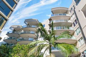 Full-size fridge, microwave, dishwasher, electric kettle