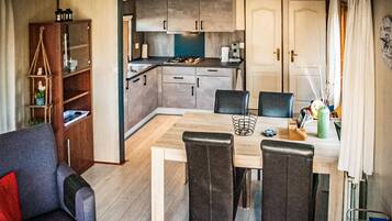 Frigorífico, horno, placa de cocina y lavavajillas