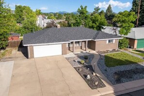 Exterior - The King’s Nook | Lakewood Hot Tub Hideaway (Lakewood)