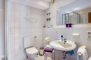 Bathroom - Apartment 'Zimmermann' with Mountain View, Private Terrace and Wi-Fi (Todtmoos)