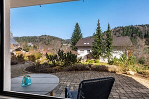 Outdoor dining - Apartment 'Zimmermann' with Mountain View, Private Terrace and Wi-Fi (Todtmoos)