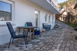 Outdoor dining - Apartment 'Zimmermann' with Mountain View, Private Terrace and Wi-Fi (Todtmoos)