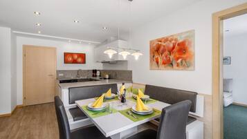 Geladeira, fogão, cooktop, lava-louças