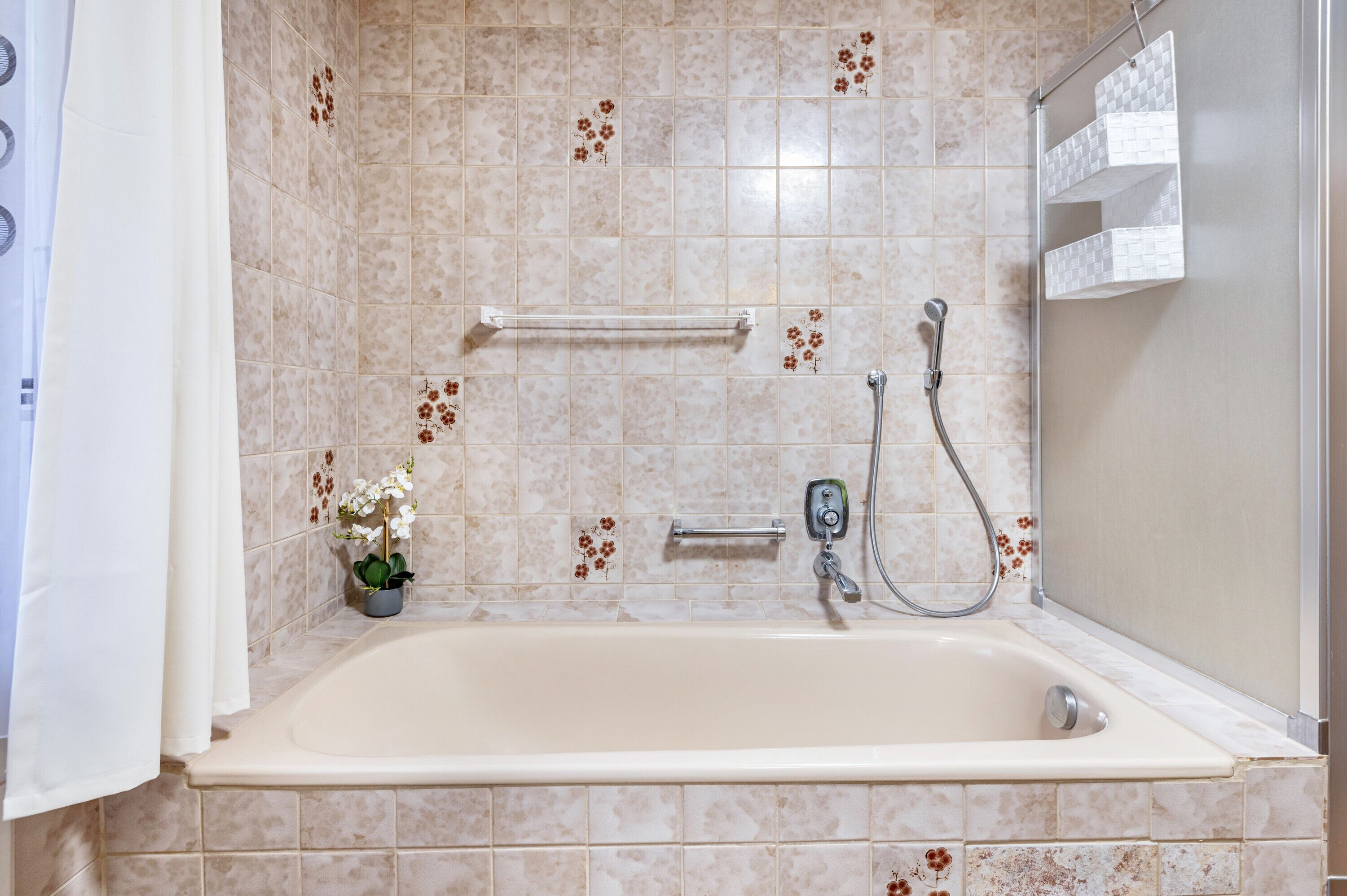 Douche, sèche-cheveux, serviettes fournies