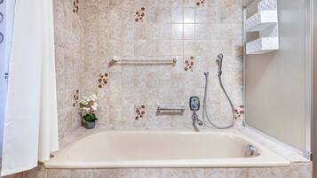 Douche, sĂšche-cheveux, serviettes fournies