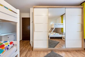 4 bedrooms, iron/ironing board, free WiFi, bed sheets