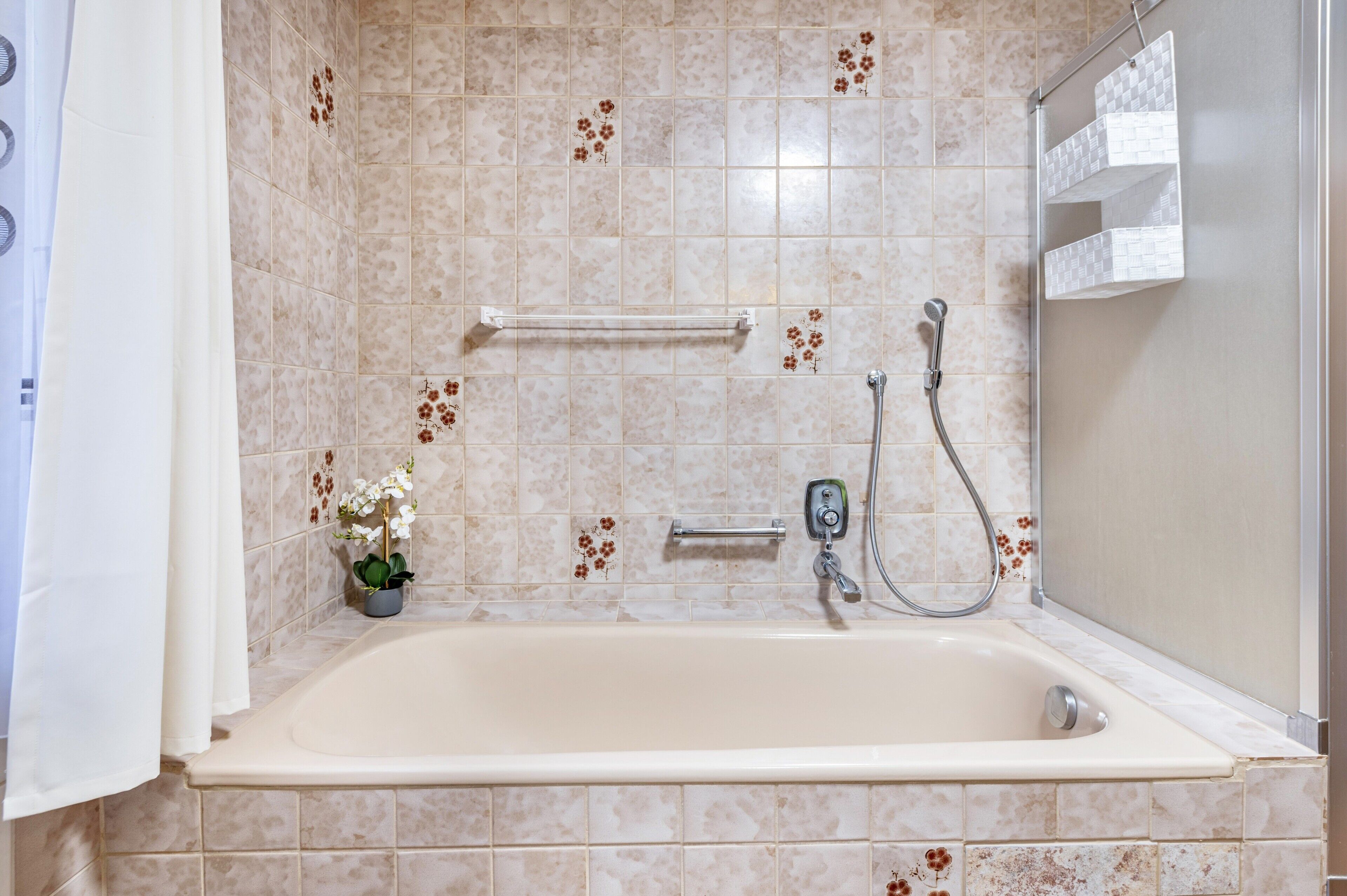 Douche, sèche-cheveux, serviettes fournies