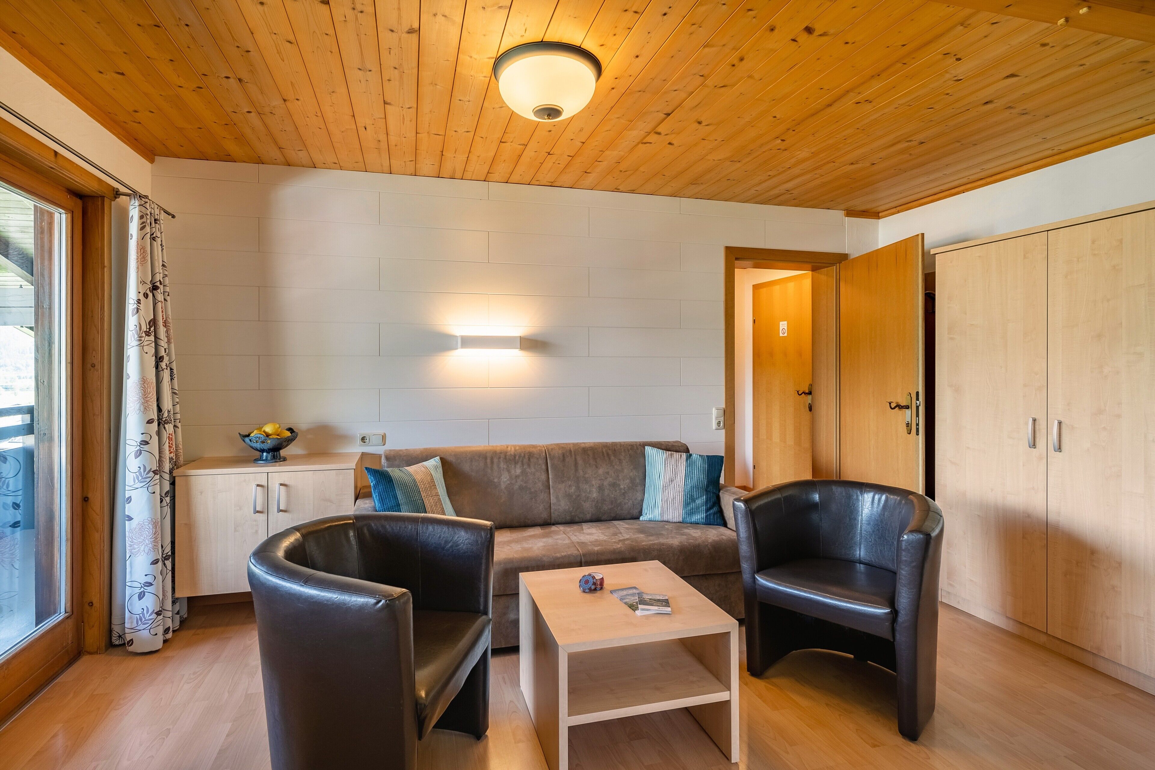 TV, mesa de pingue-pongue