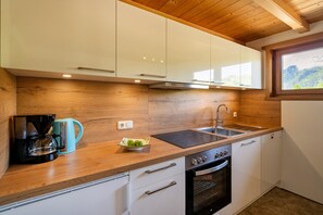 Een koelkast, een oven, een kookplaat, een vaatwasser