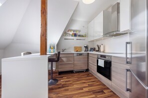 Kjøleskap, ovn, kokeplater og oppvaskmaskin