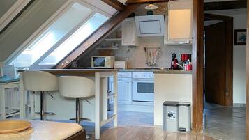 Coffee/tea maker, fridge, microwave, oven