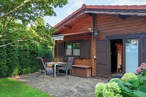 Outdoor dining - Holiday Home 'Haus Cürsgen - Blockhaus Jana' with Private Terrace and Wi-Fi (Berlin)