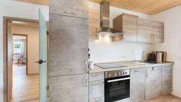 Jääkaappi, uuni, liesi, astianpesukone