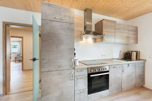 Jääkaappi, uuni, liesi, astianpesukone