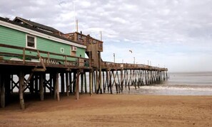 Vlak bij het strand, ligstoelen, strandlakens