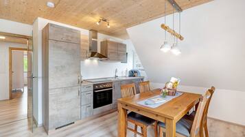 Jääkaappi, uuni, liesi, astianpesukone