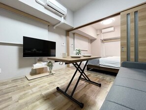 1 dormitorio, tabla de planchar con plancha, wifi y ropa de cama