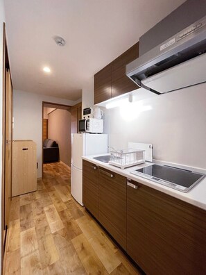 Fridge, microwave, stovetop, cookware/dishes/utensils - Hiroshima City Apt for 6Ppl Very Good Location (Hiroshima)