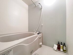 Douche, sèche-cheveux, serviettes fournies