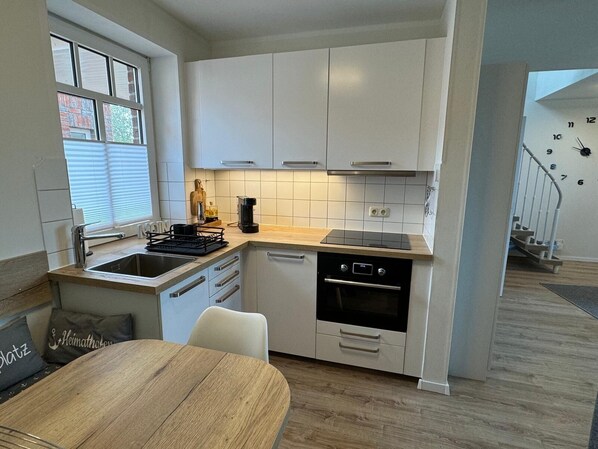 Geladeira, micro-ondas, fogão, cooktop