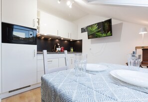 Frigorífico, microondas, placa de cocina y lavavajillas